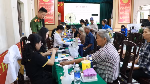 [Video] Lấy mẫu ADN thân nhân - chìa khóa xác định danh tính liệt sĩ