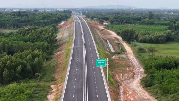 [Video] Tạm dừng thông xe cao tốc Quảng Ngãi - Hoài Nhơn dịp Tết Bính Ngọ 2026