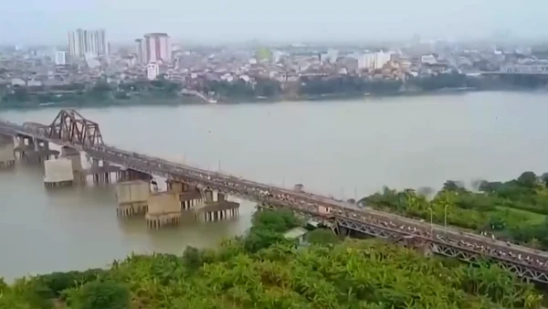 [Video] Cầu Long Biên gặp sự cố kết cấu nghiêm trọng, phong tỏa giao thông khẩn cấp