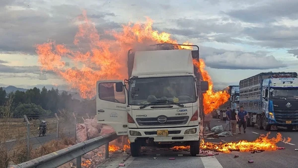 [Video] Lửa thiêu rụi xe tải và hàng hóa trên cao tốc Vĩnh Hảo - Phan Thiết