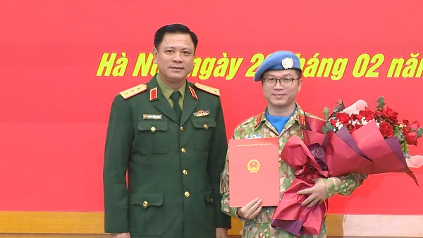 [Video] Trao quyết định sĩ quan tham gia gìn giữ hòa bình tại Cộng hòa Trung Phi