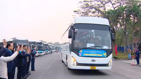 [Video] Hà Nội tổ chức đưa 1.200 công nhân về quê đón Tết