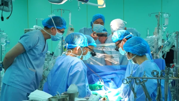 [Video] Trái tim xuyên Việt, mang lại sự sống cho bệnh nhi 11 tuổi