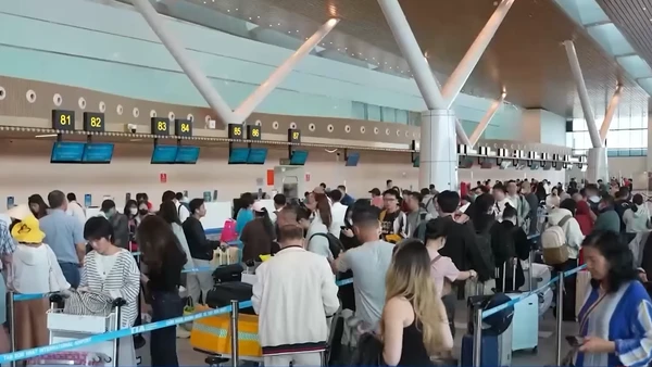 [Video] Sân bay Tân Sơn Nhất lập kỷ lục chuyến bay, hành khách dịp Tết