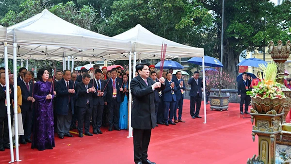 [Video] Chủ tịch nước Lương Cường cùng đại biểu kiều bào dâng hương tại Tượng đài Vua Lý Thái Tổ và đền Ngọc Sơn