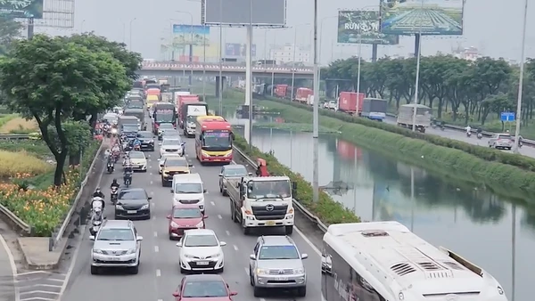 [Video] TP Hồ Chí Minh sử dụng flycam điều tiết giao thông cửa ngõ dịp cận Tết