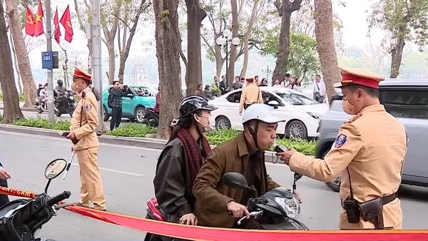 [Video] Dù được cảnh báo trước, CSGT vẫn phạt đến 21 tỉ tiền vi phạm giao thông trong ngày mùng 1 Tết 