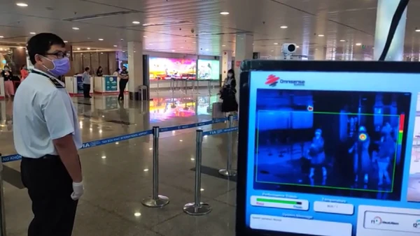 [Video] TP Hồ Chí Minh đo thân nhiệt toàn bộ hành khách nhập cảnh để phòng vi rút Nipah