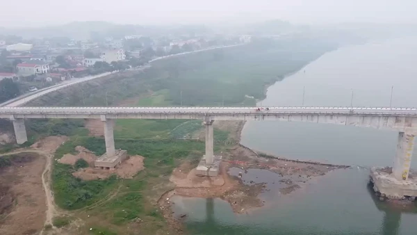[Video] Bắc cầu phao tạm thay thế cầu Sông Lô