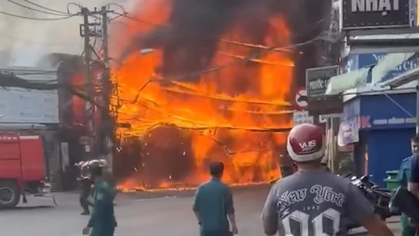 [Video] Hỏa hoạn thiêu rụi cửa hàng nội thất tại TP Hồ Chí Minh
