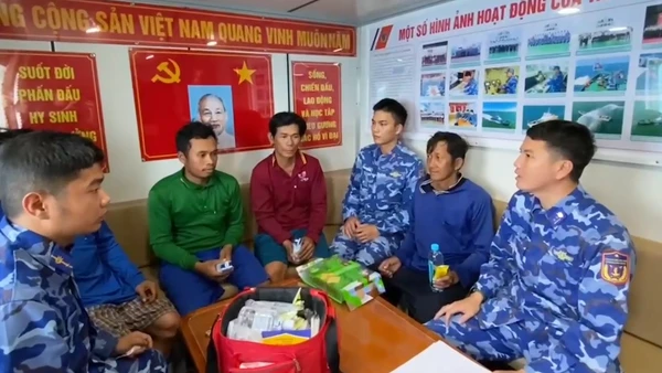 [Video] Cảnh sát biển cứu 4 ngư dân trên tàu cá bị cháy 
