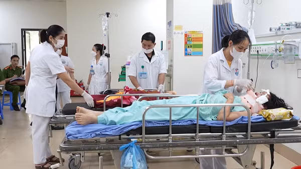 [Video] Phú Thọ khẩn trương cứu chữa các nạn nhân vụ xe ô tô 29 chỗ lao xuống vực