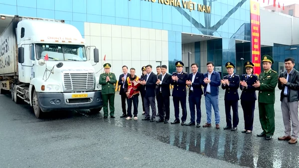 [Video] 170 tấn hàng thông quan trong ngày đầu thí điểm xuất nhập khẩu xuyên tuần