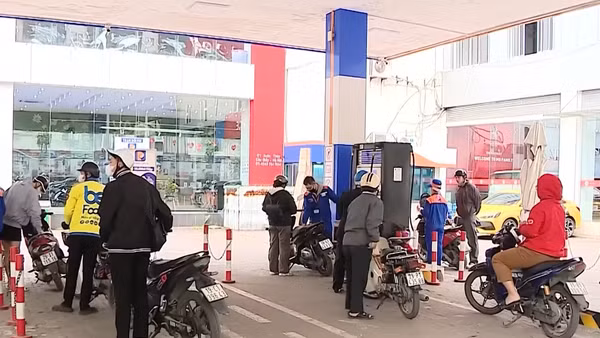 [Video] Hà Nội xử lý trường hợp bán xăng dầu nhỏ giọt