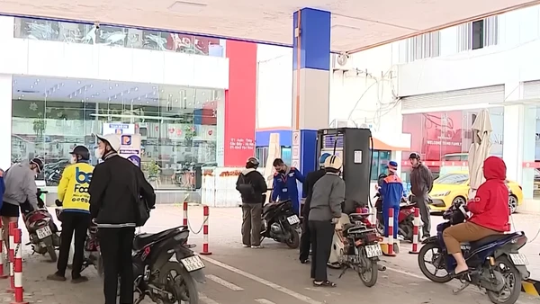 [Video] Hà Nội xử lý trường hợp bán xăng dầu nhỏ giọt