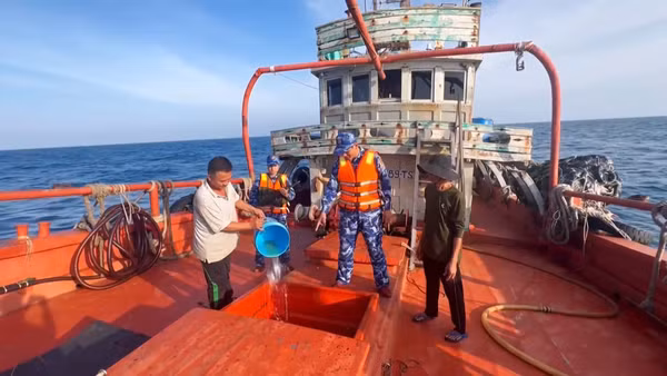[Video] Xăng dầu tăng giá, dầu nhập lậu thẩm thấu qua vùng biển Tây Nam