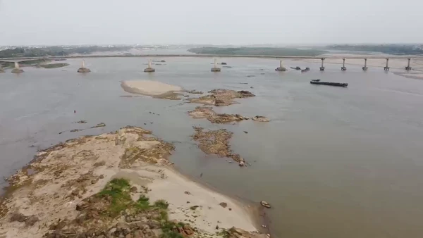 [Video] Sông Hồng trơ đáy, tàu thuyền di chuyển khó khăn 