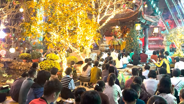 [Video] Người dân đi chùa cầu an Rằm tháng Giêng