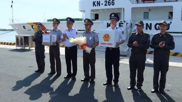[Video] Tàu Kiểm ngư 260 hoàn thành công tác bầu cử sớm 