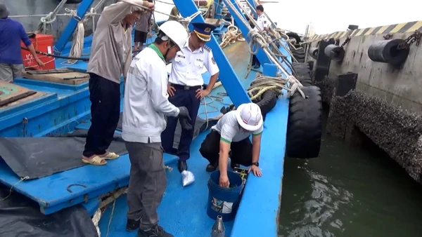 [Video] Cảnh sát biển điều tra tàu chở 100.000 lít dầu DO không rõ nguồn gốc
