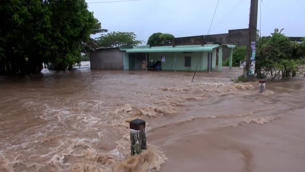 [Video] Mưa lũ tiếp tục gây thiệt hại hàng trăm tỷ đồng