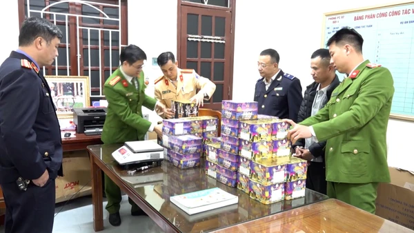 [Video] Bắt nhóm 14 đối tượng thu giữ gần 2,3 tạ pháo nổ