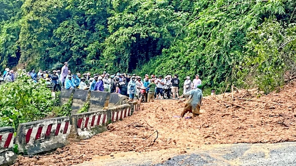 [Video] Sạt lở đèo Sông Pha, tạm cấm phương tiện lên Đà Lạt