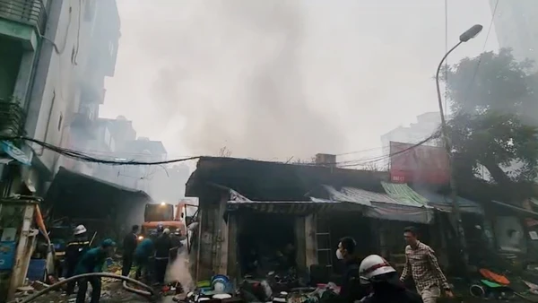 [Video] Hà Nội: Cháy lớn tại chợ Xanh Định Công, nhiều gian hàng bị thiêu rụi
