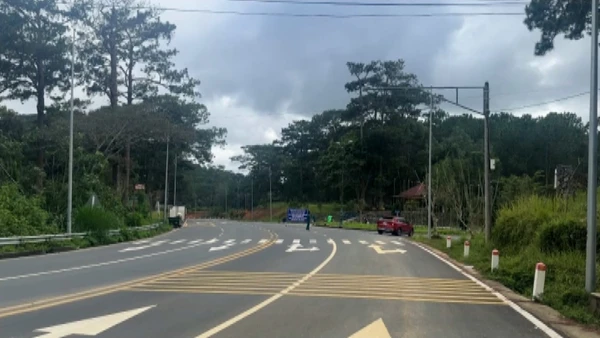 [Video] Đèo Prenn mở lưu thông tạm trong ba ngày, tiếp tục cấm xe tải do nguy cơ sạt lở