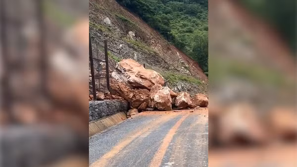[Video] Nghệ An: Đá rơi từ vách núi xuống đường, uy hiếp an toàn giao thông