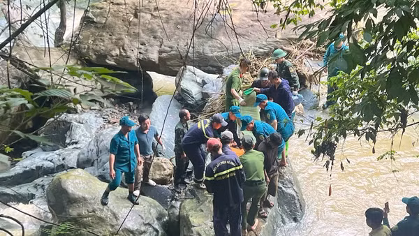 [Video] Tìm thấy thi thể nạn nhân cuối cùng vụ lũ cuốn 3 trẻ em ở Sơn La