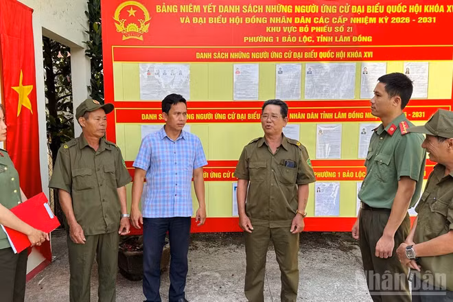 Lực lượng Công an kiểm tra công tác bảo đảm an ninh trật tự tại các điểm bầu cử trên địa bàn tỉnh Lâm Đồng.