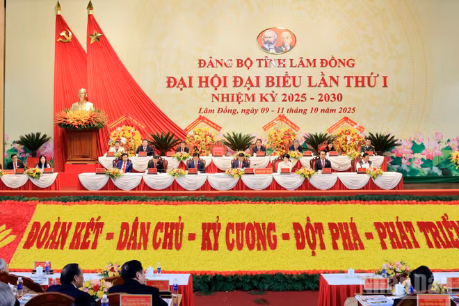 Đoàn Chủ tịch điều hành Đại hội đại biểu Đảng bộ tỉnh Lâm Đồng lần thứ I, nhiệm kỳ 2025-2030.