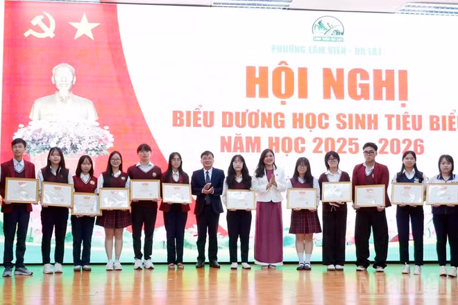 Chủ tịch Ủy ban nhân dân phường Lâm Viên-Đà Lạt Nguyễn Hoàng Phúc và lãnh đạo phường khen thưởng các học sinh xuất sắc. (Ảnh: THÀNH LỢI)