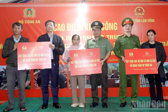 Lãnh đạo Văn phòng Bộ Công an, Ủy ban nhân dân tỉnh Lâm Đồng và Công an tỉnh trao kinh phí hỗ trợ các hộ gia đình.