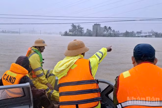 Lực lượng Cảnh sát giao thông đường thuỷ số 2, Công an tỉnh Lâm Đồng tham gia cứu nạn, cứu hộ tại Đắk Lắk.