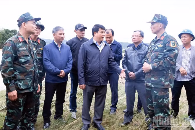 Bí thư Tỉnh ủy Lâm Đồng Y Thanh Hà Niê Kđăm (giữa), thăm hỏi, động viên các lực lượng đang hỗ trợ người dân khắc phục hậu quả thiên tai.