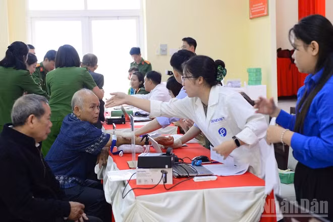 Lực lượng chức năng tỉnh Lâm Đồng thu nhận mẫu sinh phẩm ADN thân nhân liệt sĩ các phường khu vực trung tâm tỉnh.
