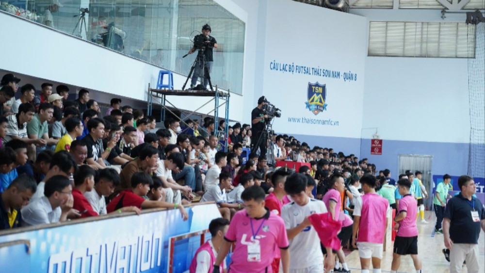 Nhà thi đấu CLB Futsal Quận 8 (Thành phố Hồ Chí Minh) luôn chật kín khán giả trong các trận đấu cuối mùa giải. hinh-2-4952.jpg