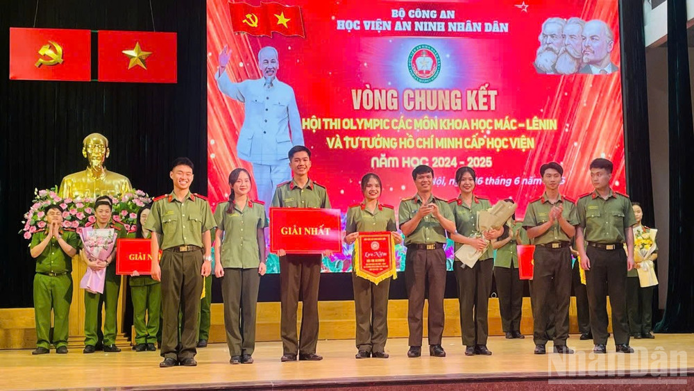 Thượng tá Nguyễn Hồng Thái, Phó Giám đốc Học viện An ninh nhân dân trao giải Nhất hội thi cho đội Chuyên khoa 2. (Ảnh: PHẠM CƯỜNG)