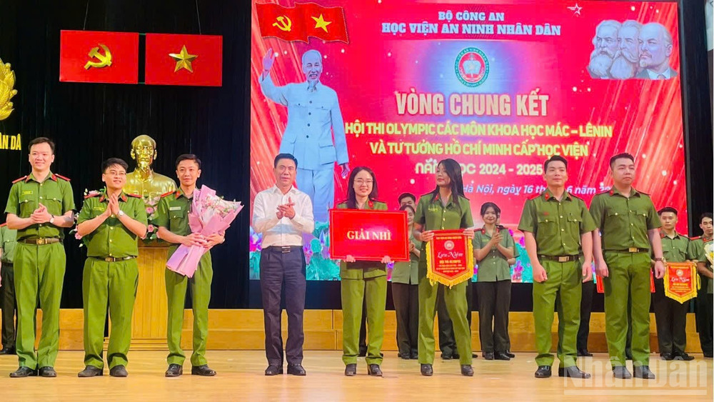 Đồng chí Đoàn Văn Báu, Vụ trưởng Vụ Lý luận chính trị, Ban Tuyên giáo và Dân vận Trung ương trao giải Nhì hội thi cho đội Chuyên khoa 4. (Ảnh: PHẠM CƯỜNG) ndo_br_2.jpg