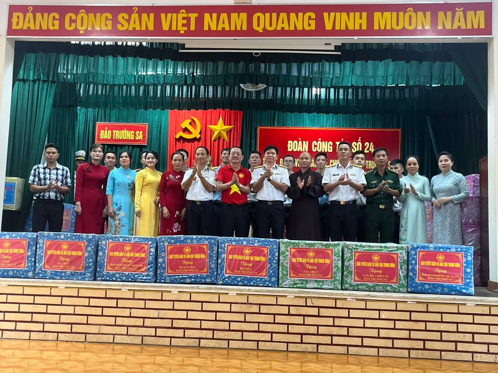 Đồng chí Huỳnh Thành Đạt, Ủy viên Trung ương Đảng, Phó Trưởng ban Tuyên giáo và Dân vận Trung ương tặng quà cho quân dân đảo Trường Sa Lớn. 1.jpg