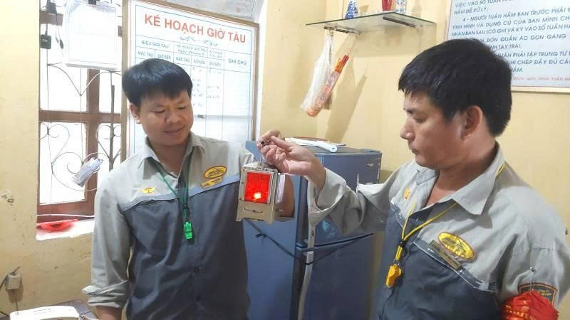 Giao ban đổi ca giữa 2 ban trực của nhân viên tuần hầm ở Cung hầm đường Lệ Sơn, tỉnh Quảng Bình. z6706306232382-4c153d5f5e63dbd426d08466899717b2.jpg