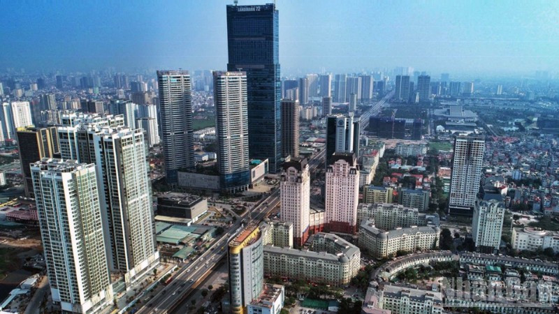 Các tòa nhà cao tầng và khu đô thị trên tuyến đường vành đai 3 Hà Nội. (Ảnh: DUY LINH)