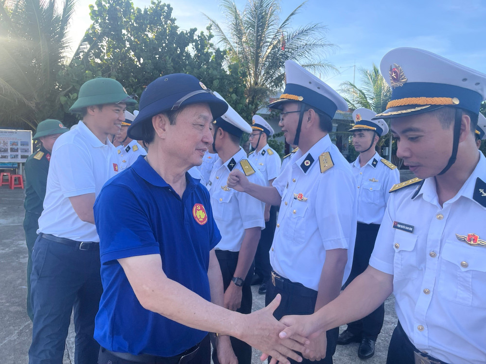 Quà tặng là cái bắt tay nồng ấm, tin cậy của đồng chí Huỳnh Thành Đạt, Ủy viên Trung ương Đảng, Phó Trưởng ban Tuyên giáo và Dân vận Trung ương. 6.jpg