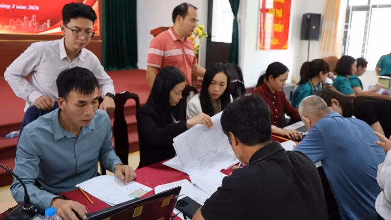 Người dân xã Tam Hưng nhận chi trả tiền bồi thường, hỗ trợ cho dự án Khu đô thị thể thao Olympic.