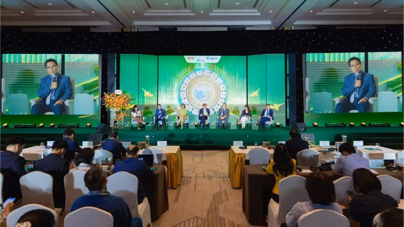 Ông Lê Hoàng Minh - Giám đốc điều hành sản xuất kiêm Trưởng dự án Net Zero của Vinamilk tại Diễn đàn Doanh nghiệp Phát triển bền vững Việt Nam (VCSF) lần thứ 12. (Ảnh: Minh Anh)