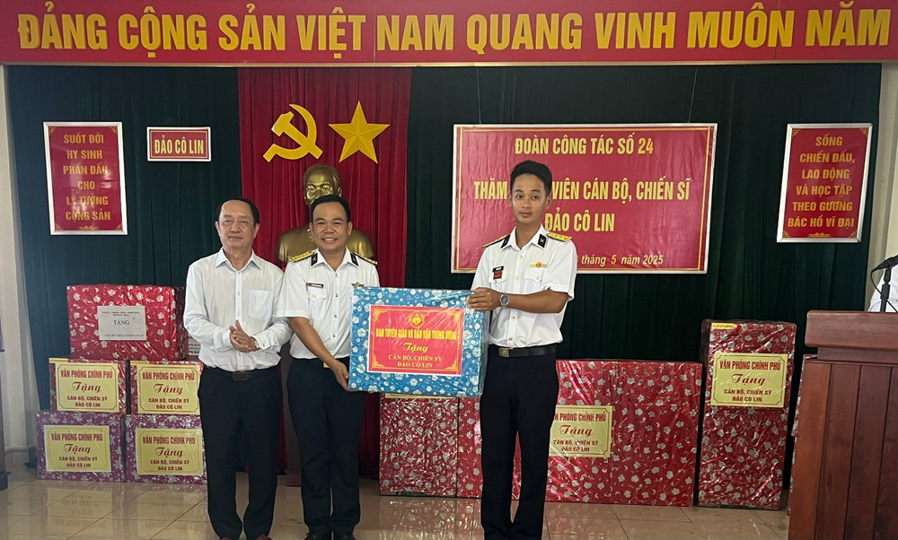 Đồng chí Huỳnh Thành Đạt, Ủy viên Trung ương Đảng, Phó Trưởng ban Tuyên giáo và Dân vận Trung ương tặng quà cán bộ chiến sĩ đảo Cô Lin. 2.jpg