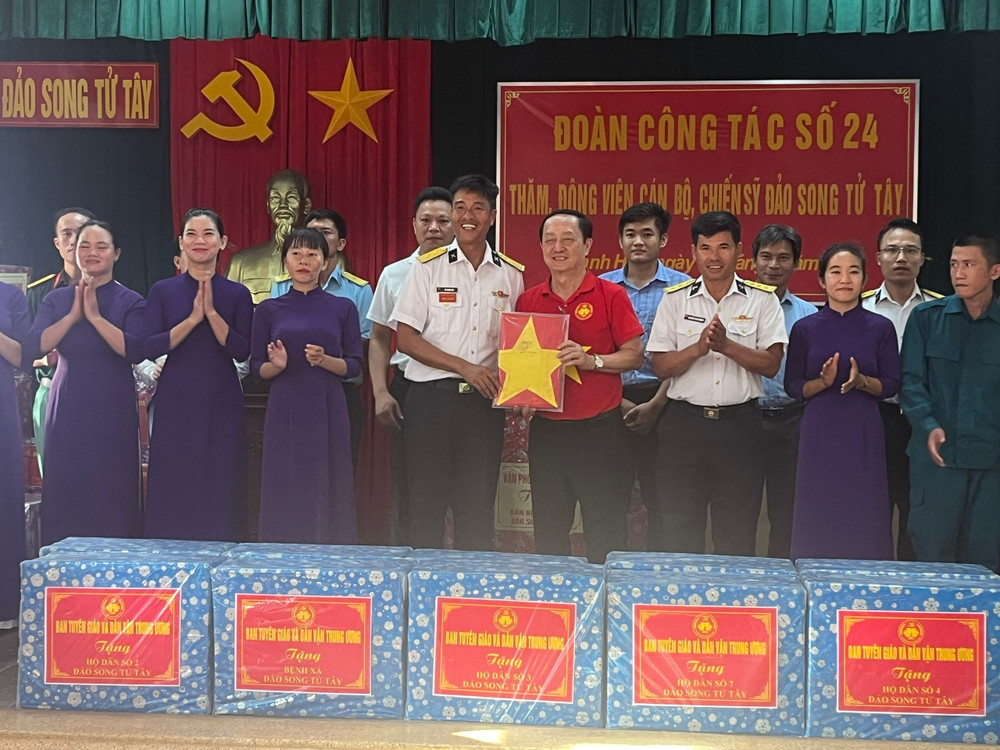 Đảo Song Tử Tây tặng cờ cho đoàn công tác. 9.jpg