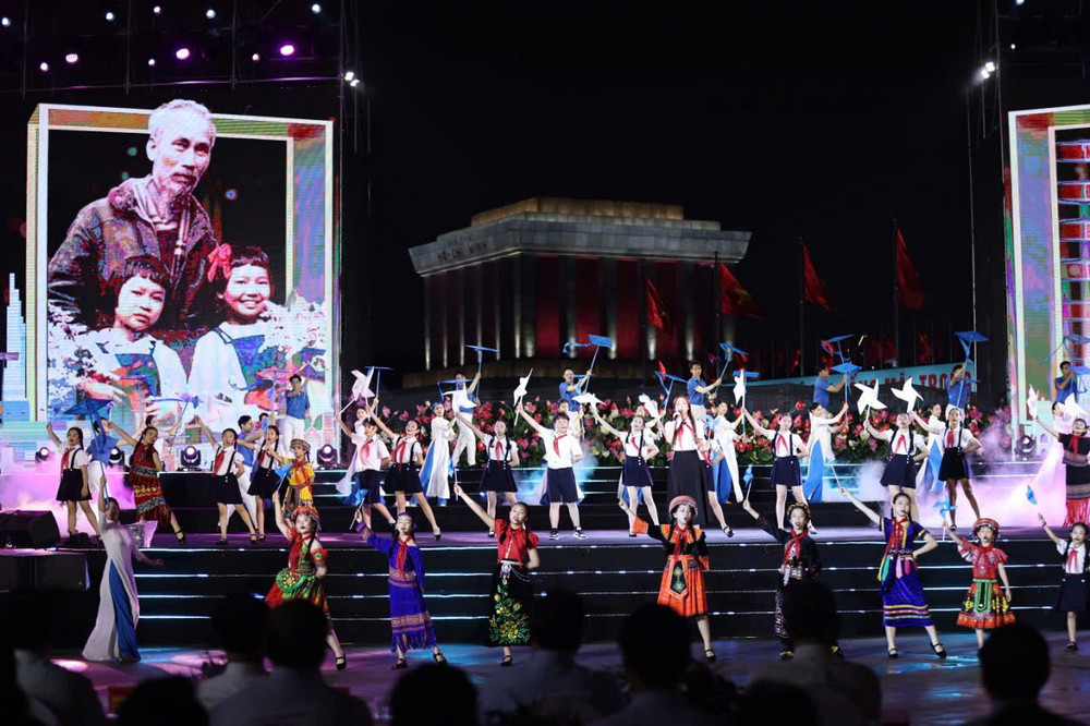 Hình ảnh trong chương trình “Người là Hồ Chí Minh”.